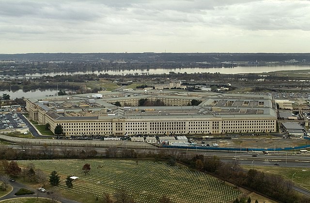 O Pentágono dedicará um novo escritório ao estudo de encontros com OVNIs (Foto: Reprodução/Wikimedia Commons)