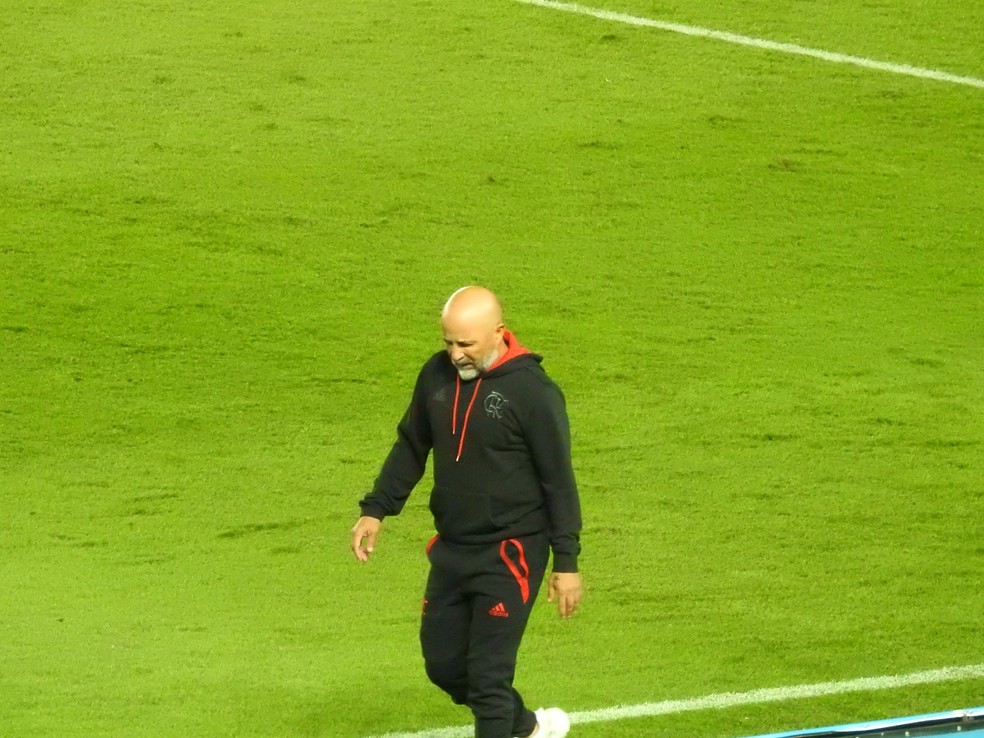 Sampaoli agitado na banco de reservas no jogo entre Racing e Flamengo &mdash; Foto: Fred Gomes