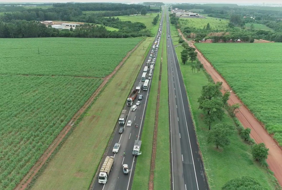 Trânsito ficou lento durante atendimento da ocorrência na Rodovia Marechal Rondon — Foto: César Culiche/TV TEM