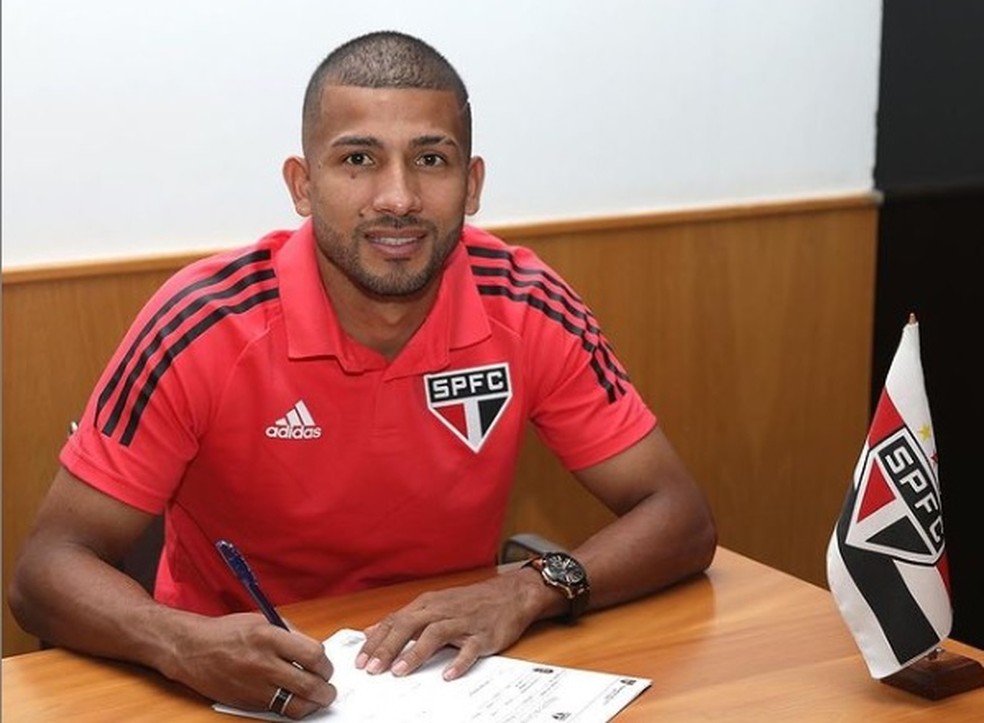 Rojas assina renovação de contrato com o São Paulo — Foto: Divulgação