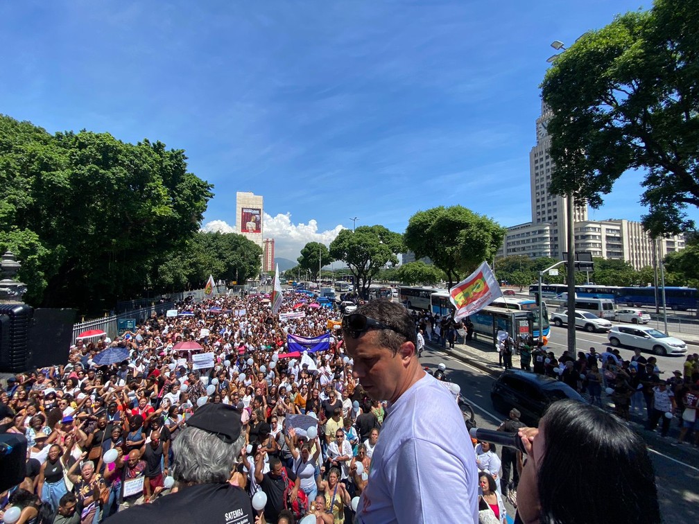 Manifestação do setor de enfermagem do RJ ocupa duas faixas da Avenida Presidente Vargas — Foto: Nathália Castro/TV Globo