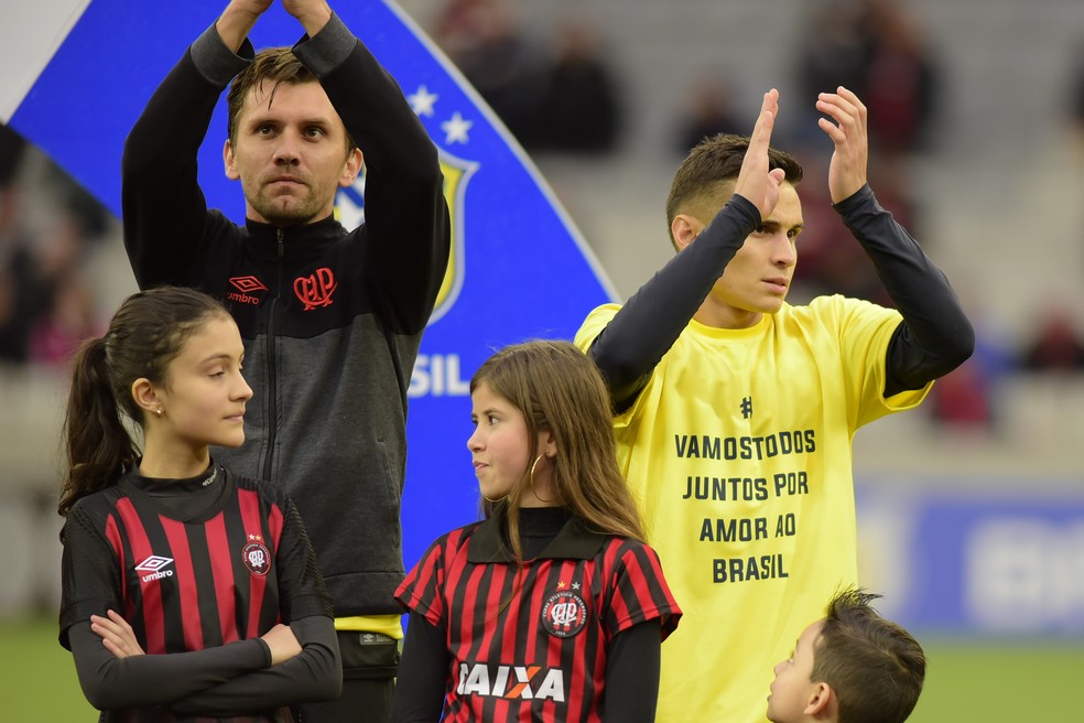 Paulo AndrÃ© foi o Ãºnico jogador que manteve a camisa por baixo do uniforme do AtlÃ©tico-PR â Foto: estadÃ£o conteÃºdo
