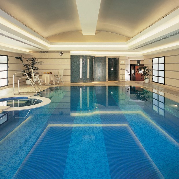 Piscina aquecida do complexo de fitness, beleza e bem-estar do hotel Principe di Savoia (Foto: Divulgação)