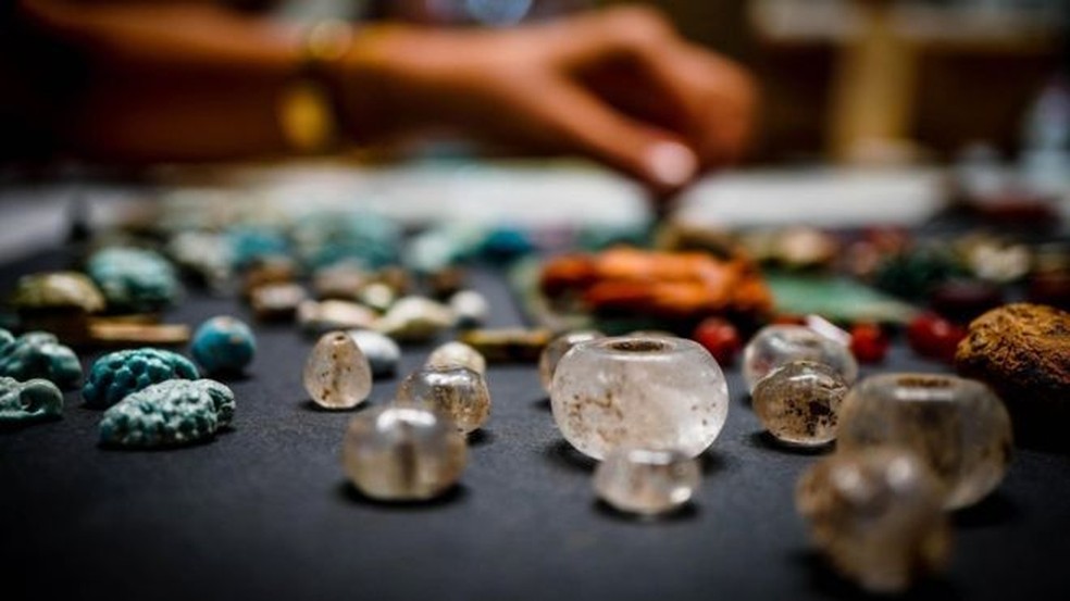 Dezenas de amuletos e contas de vidro foram encontradas entre as ruínas de Pompeia — Foto: Divulgação/EPA