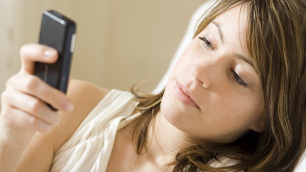 Mulher usa celular (Foto: Thinkstock)