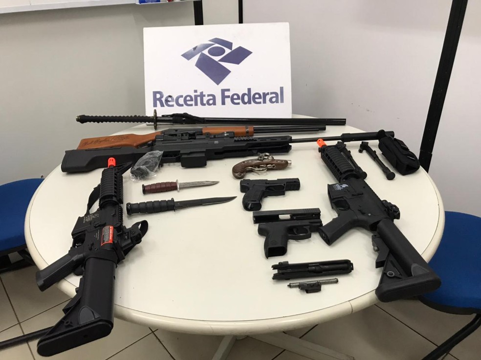 Foram apreendidos pela Receita Federal armamentos e produtos avaliados em  R$ 500 mil — Foto: Divulgação/Receita Federal