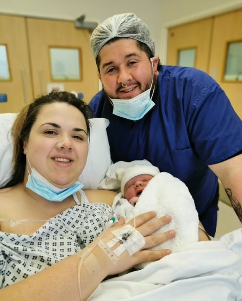 Amy com o marido e o filho recém-nascido (Foto: Reprodução/Daily Mail)