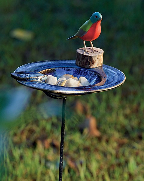 Quer atrair pássaros para o seu jardim? Além de comedouros com frutas, decore o espaço com um passarinho de madeira (Foto: Evelyn Müller e Otavio Dias)