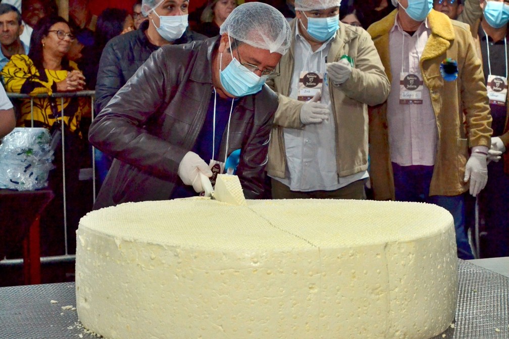 Festival tem queijo e goiabada gigantes, com mais de 121 quilos, em Brazópolis — Foto: Luciano Lopes