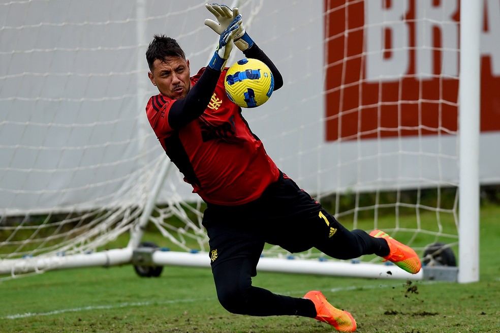 Sem Santos e com João Gomes, Flamengo viaja para Belo Horizonte com reservas e garotada