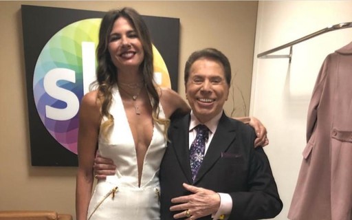 Luciana Gimenez posa ao lado de Silvio Santos e impressiona com a