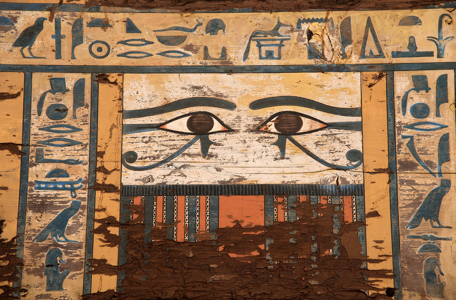 Detalhes no sarcófago de mulher egípcia (Foto: Patricia Mora)