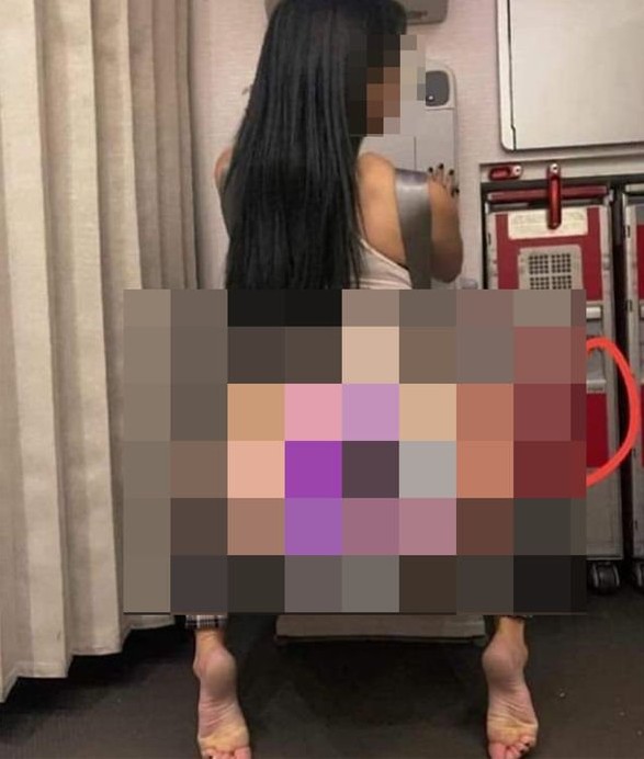 A foto compartilhada pelo tripulante da RAM com a atriz pornô dentro do avião (Foto: Reprodução)