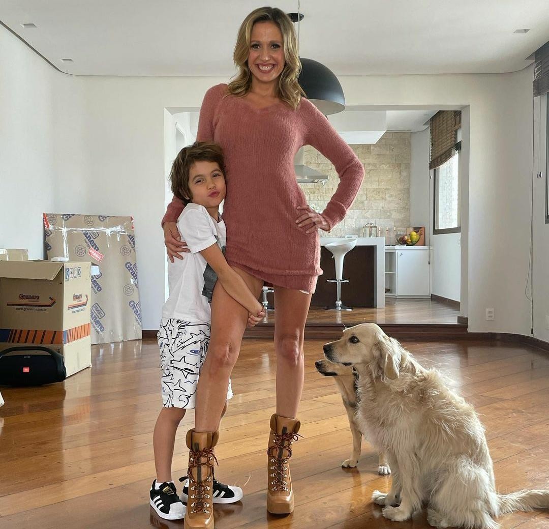 Luisa Mell com o filho e cachorros (Foto: Reprodução)