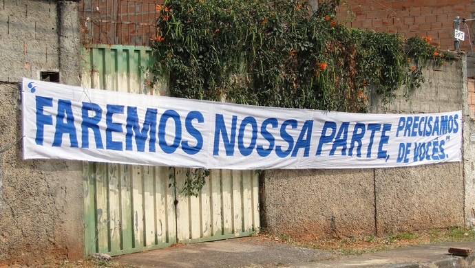 Faixa de apoio aos jogadores do Cruzeiro na porta da Toca da Raposa II (Foto: Marco Antônio Astoni - Globoesporte.com)