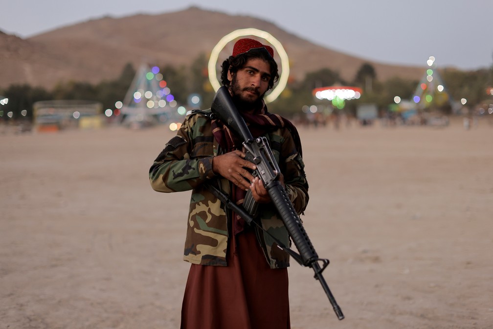 9 de outubro - Um combatente do Talibã posa para foto em um parque de diversões nos arredores de Cabul, no Afeganistão. Mostashhed, da provícincia Wardak, aproveitava seu dia de folga enquanto visitava Cabul pela primeira vez — Foto: Jorge Silva/Reuters/Arquivo