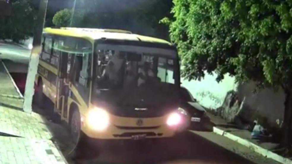 Ônibus escolar foi parado por estudante após descer a rua descontrolado — Foto: Reprodução/TV Cabo Branco