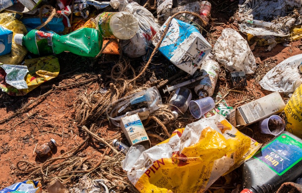 Lixo &eacute; descartado irregularmente no Balne&aacute;rio Laranja Doce, em Martin&oacute;polis &mdash; Foto: Hermes Lima/Cedida
