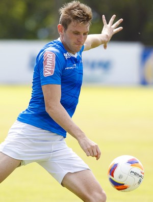 Reforçando a defesa celeste, Fabiano entra para conter velocidade do rival