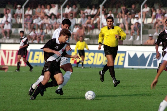Juninho pernambucano Vasco e Alexandre Gallo Santos 26/08/1995 (Foto: Djalma Vassão / Agência Estado)