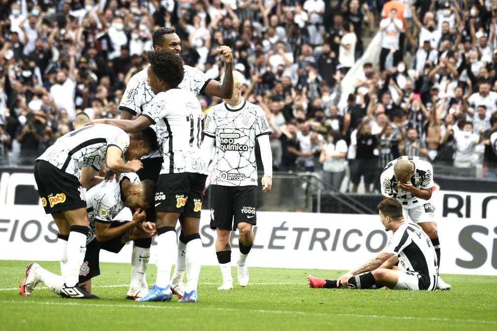 Gabriel fez o segundo gol do Corinthians contra o Santos — Foto: Marcos Ribolli