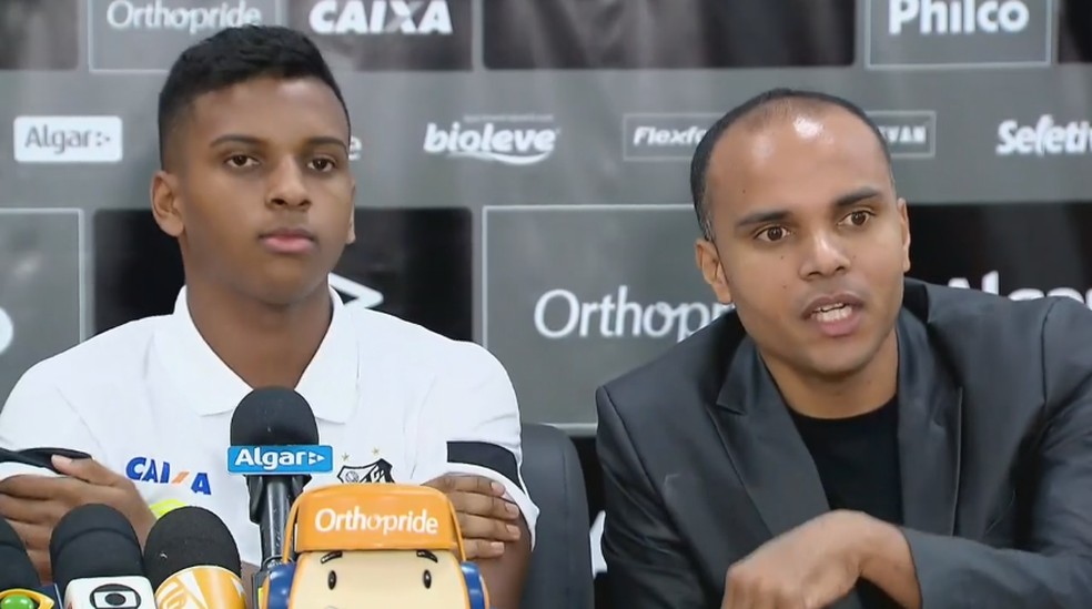 Rodrygo e o pai, Eric Goes, ainda no Santos — Foto: Reprodução