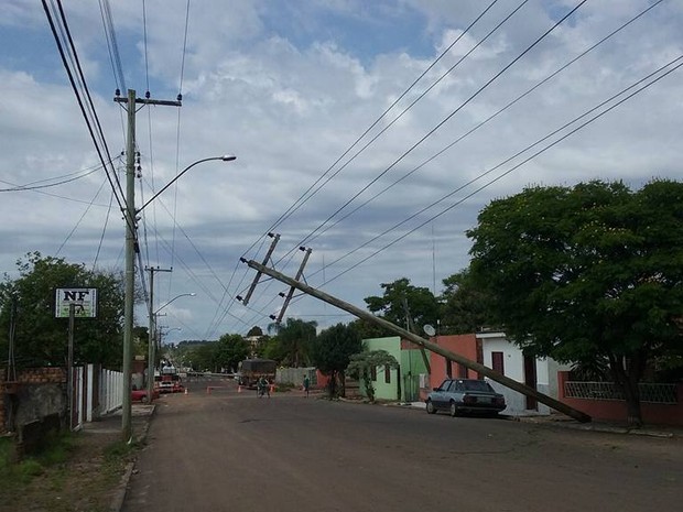 Temporal, poste, Itaqui, rs, chuva (Foto: Divulgação/Leonardo Serpa e Rafael Kulmann)