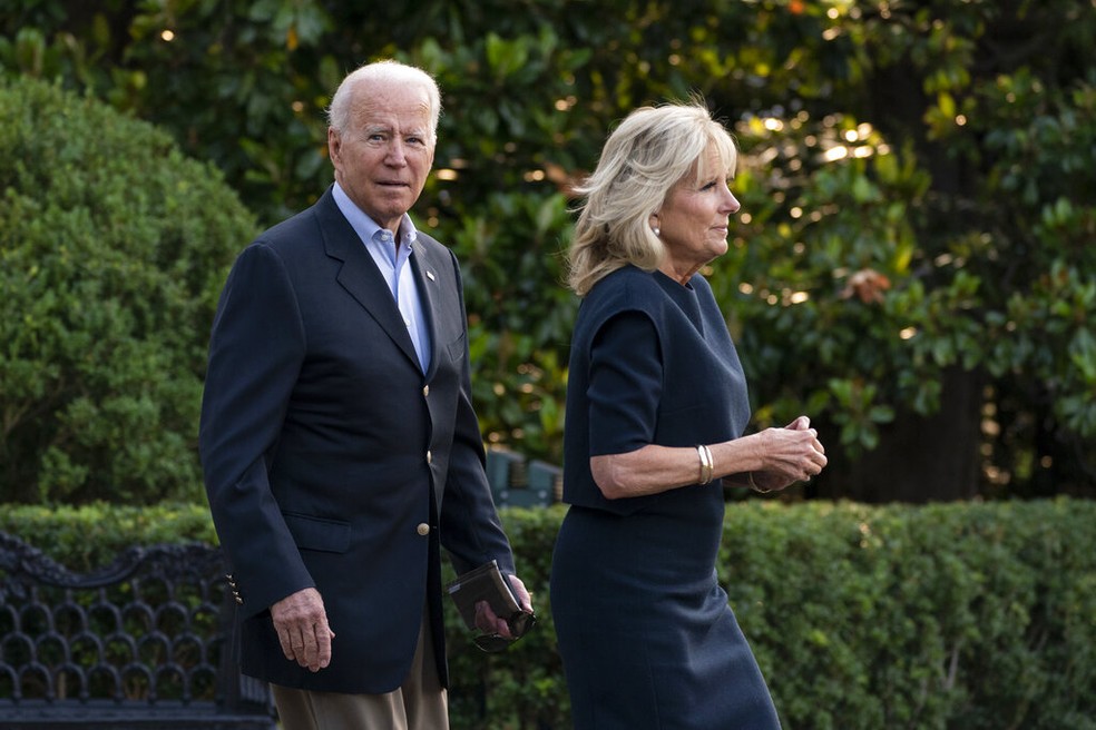 Presidente Joe Biden dos EUA e primeira-dama Jill antes de embarcar para a Flórida em 1º de julho de 2021 nos jardins da Casa Branca — Foto: Manuel Balce Ceneta/AP