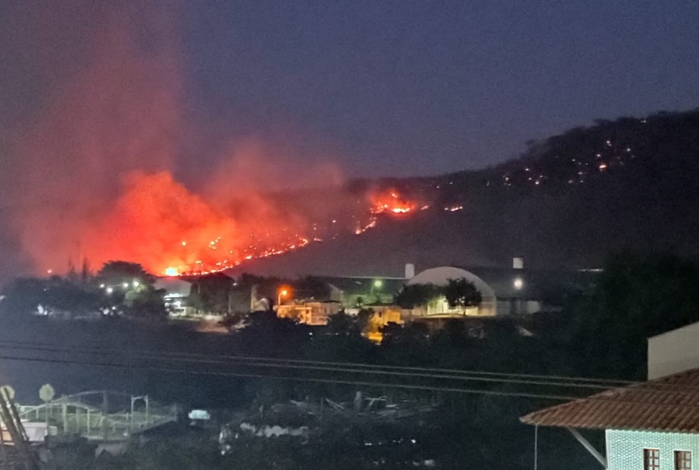 Área atingida fica sobre a serra no Bairro Bela Vista, em Itapajé — Foto: Arquivo pessoal