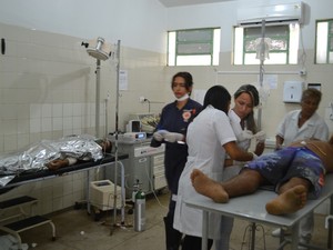 Vítimas foram socorridas pelo Samu e equipes do hospital local.  (Foto: Luzamir Carneiro/jgnoticias)