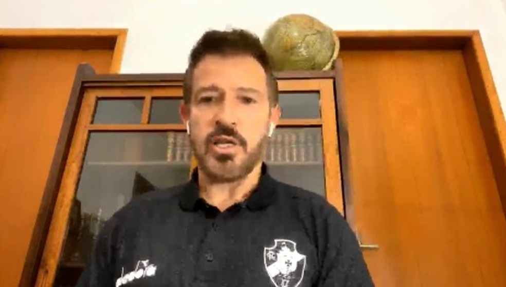 Ramon usa a internet para manter contato com jogadores e dirigentes do Vasco — Foto: Reprodução