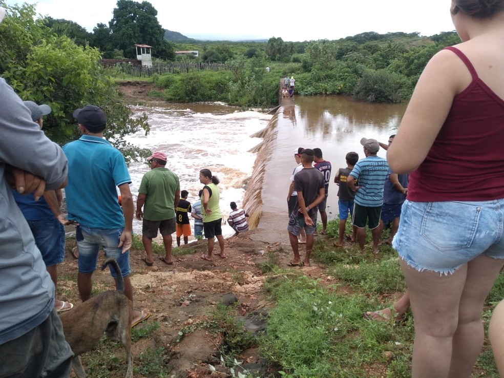 Moradores auxiliaram no resgate do corpo do jovem — Foto: Arquivo pessoal