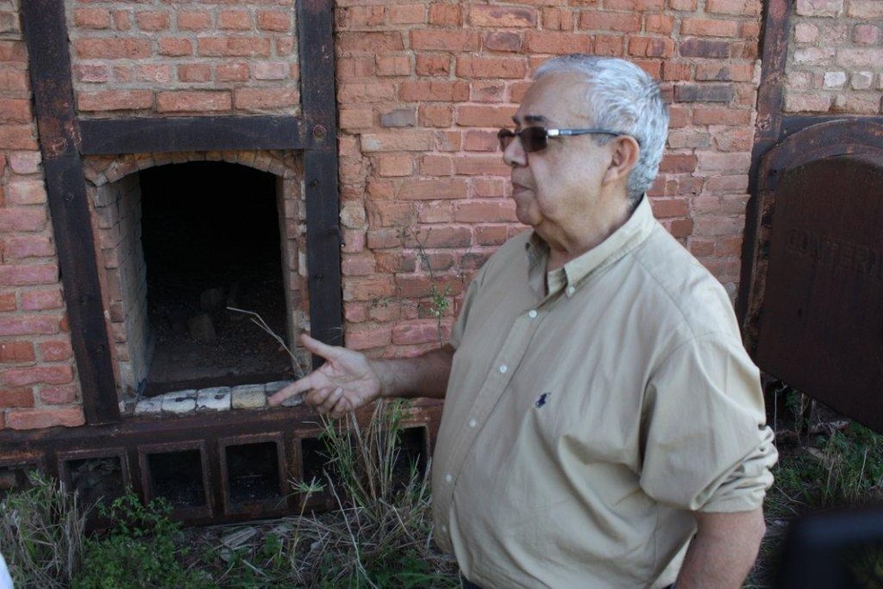 Em 2014, o ex-delegado do DOPS, Cláudio Guerra, foi até a usina de Campos com a CNV e mostrou como os corpos eram incinerados — Foto: Comissão Nacional da Verdade/ Divulgação