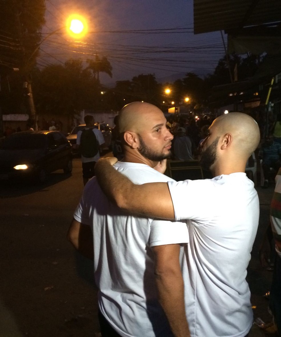 Irmãos soltos após prisão em festa da milícia esperam por saída de primos do presídio em 2018 — Foto: Henrique Almeida/G1