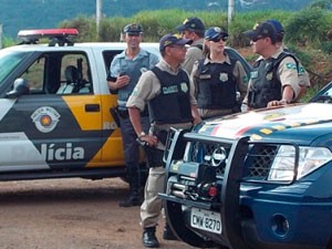Policiais rodoviários estaduais e federais, na Rodovia Dom Pedro I, em Atibaia (Foto: Renato Ferezim/G1)