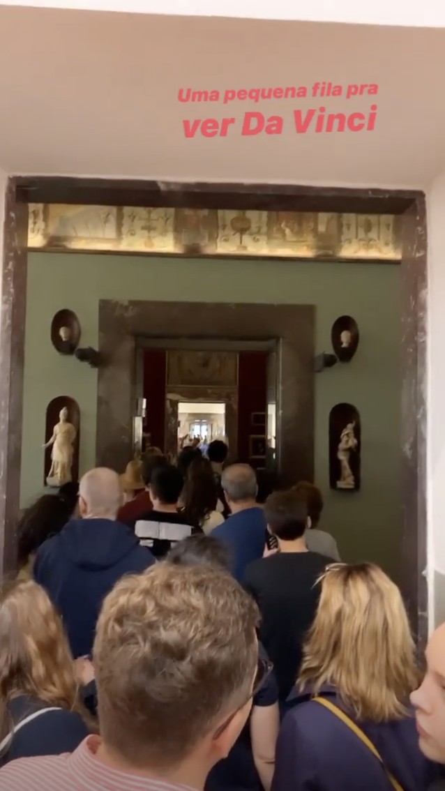 Thaila Ayala mostra fila para ver Da Vinci (Foto: Reprodução)