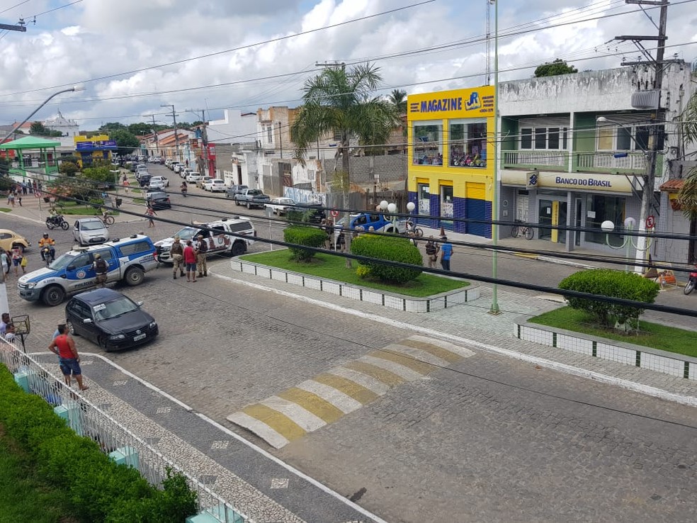 Criminosos tentaram assaltar unidade do Banco do Brasil em Muritiba. — Foto: Fabio Santos/Site Voz da Bahia