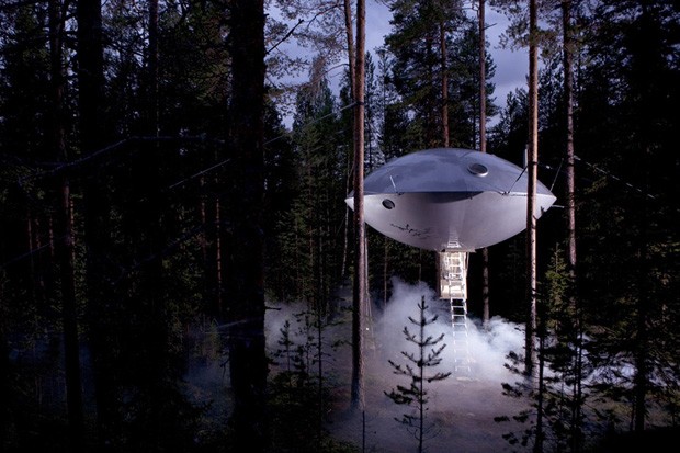 Hotel na Suécia tem quartos suspensos como casas na árvore (Foto: Divulgação)