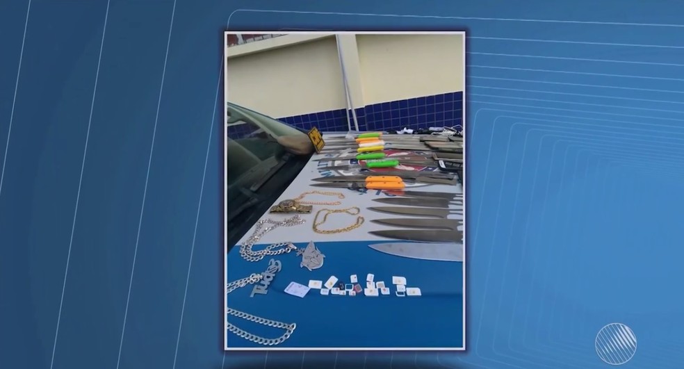 Mulheres são presas ao tentarem entrar em presídio com 28 facas, 18 celulares e 16 chips em vasilhas de comida (Foto: Reprodução/TV Santa Cruz)