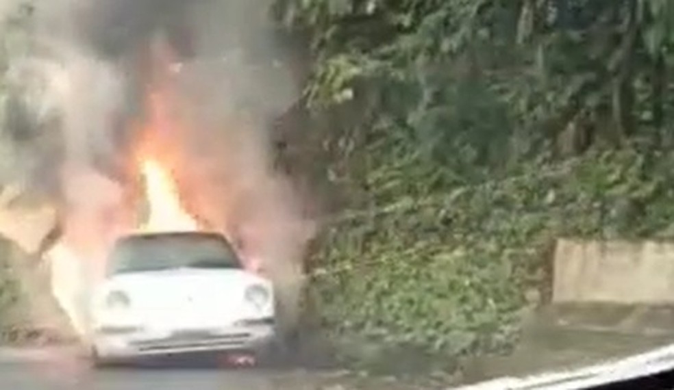 Carro pega fogo na Rodovia Oswaldo Cruz em Ubatuba, SP — Foto: Neto Mattos/ Ubatuba Destaque