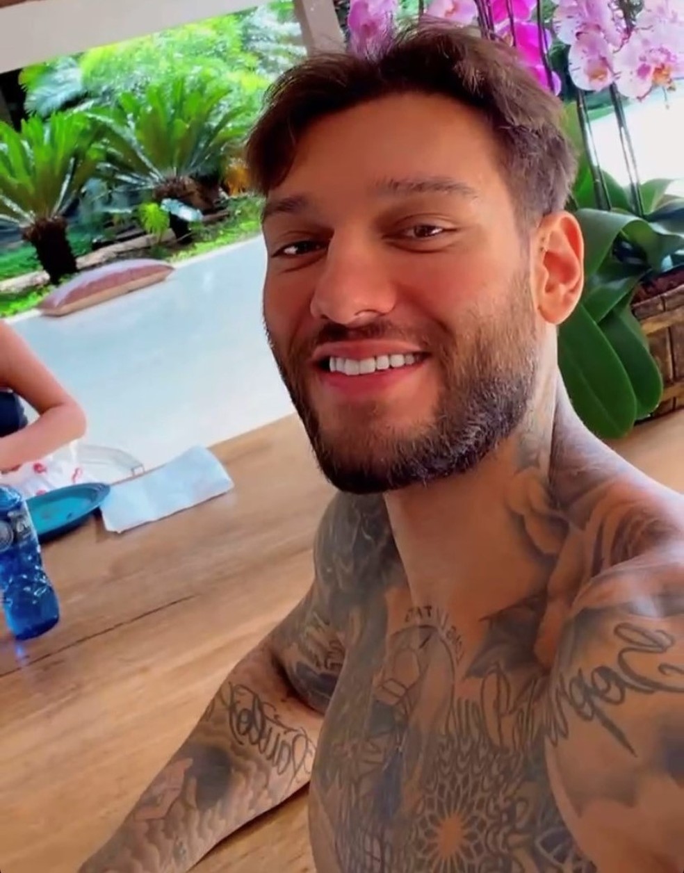 Nas redes sociais, Lucas Lucco fala sobre paternidade. Cantor e Lorena Carvalho são pais de Luca — Foto: Reprodução/Instagram