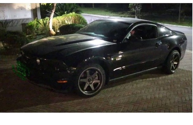 O Ford Mustang de Fiuk, 'carro do dia a dia', como disse o cantor no Youtube, custa cerca de R$ 300 mil (Foto: Reprodução)
