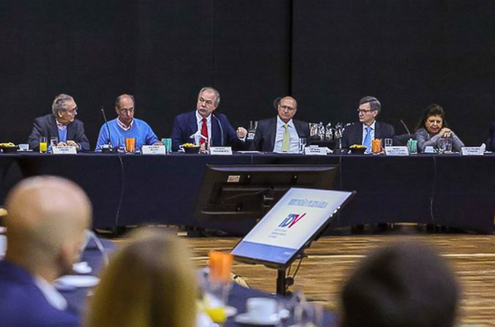 Ao lado de Alckmin, Aloizio Mercadante (ao centro) discursa em evento do PT para debater economia — Foto: Divulgação