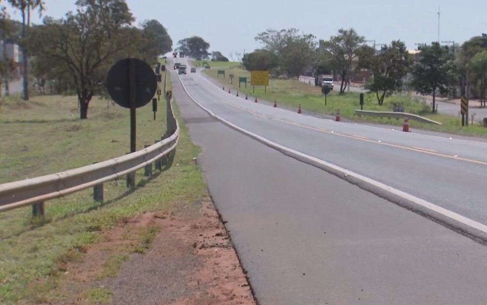 Rodovia corta bairros Parque das Nações e Conjunto Habitacional Lina Leuzzi — Foto: TV TEM/Reprodução