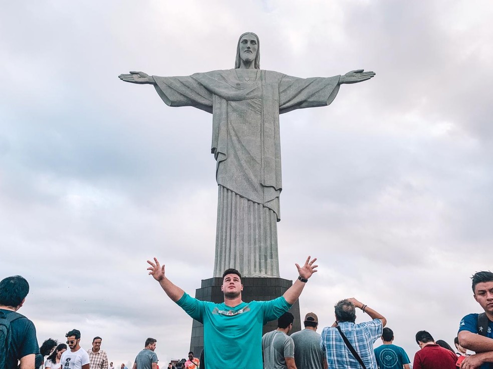 Duzão em visita ao Cristo Redentor — Foto: Daniel Fernandes/NFL Brasil