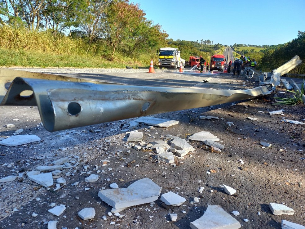 Acidente com caminhão matou motorista na Rodovia Assis Chateaubriand (SP-425), em Presidente Prudente (SP) — Foto: Betto Lopes/TV Fronteira