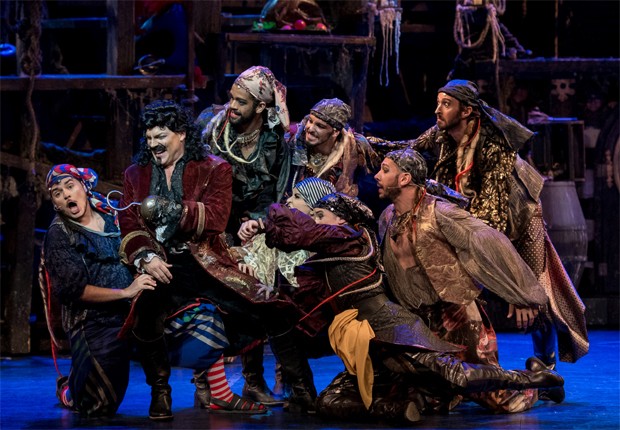 Cena do musical Peter Pan, em que pedro Navarro vive Smee (Foto: Luís França)
