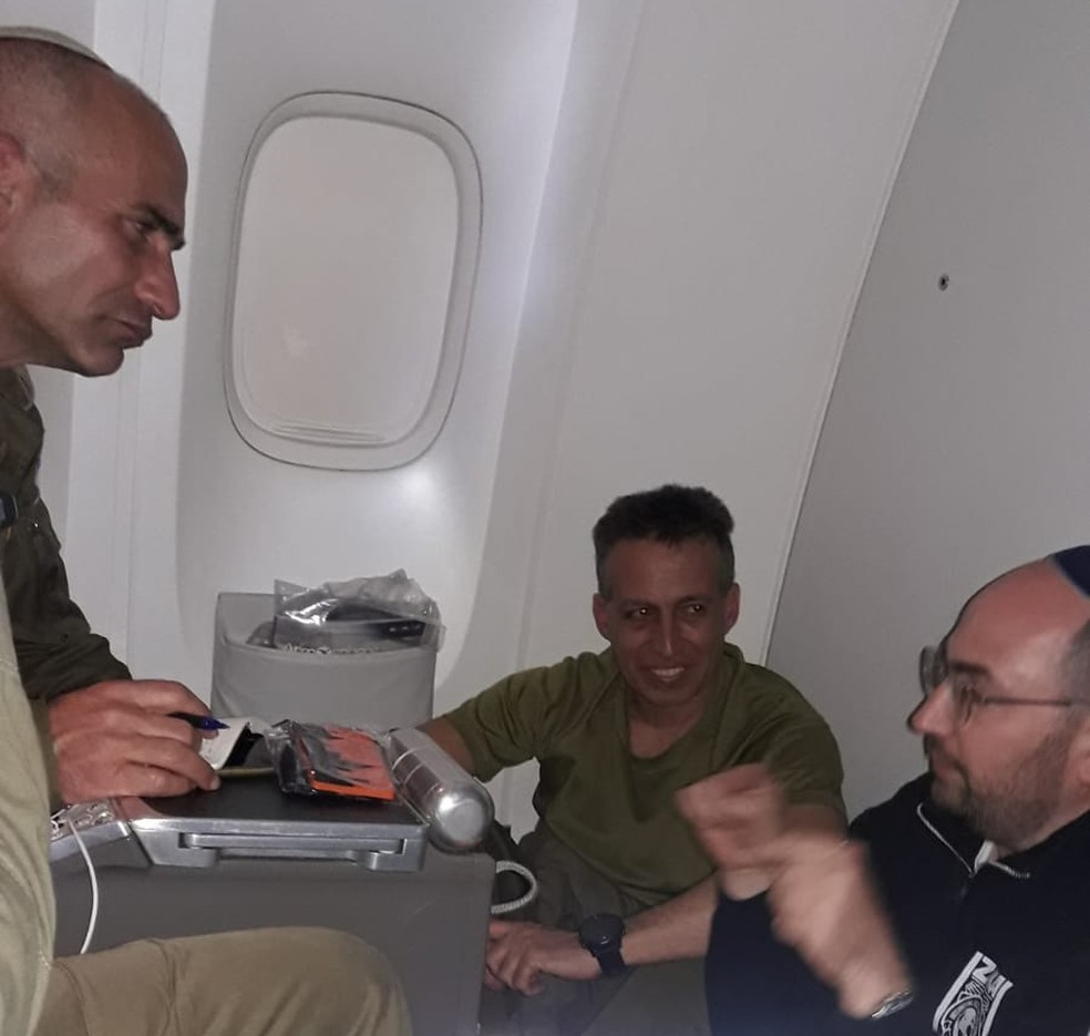 Israelenses planejam trabalhos dentro de avião a caminho da Grande BH — Foto: Raphael Singer/Divulgação