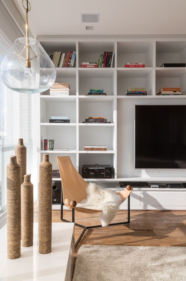 Apartamento integrado se destaca com decoração neutra e minimalista (Foto: Evelyn Muller)