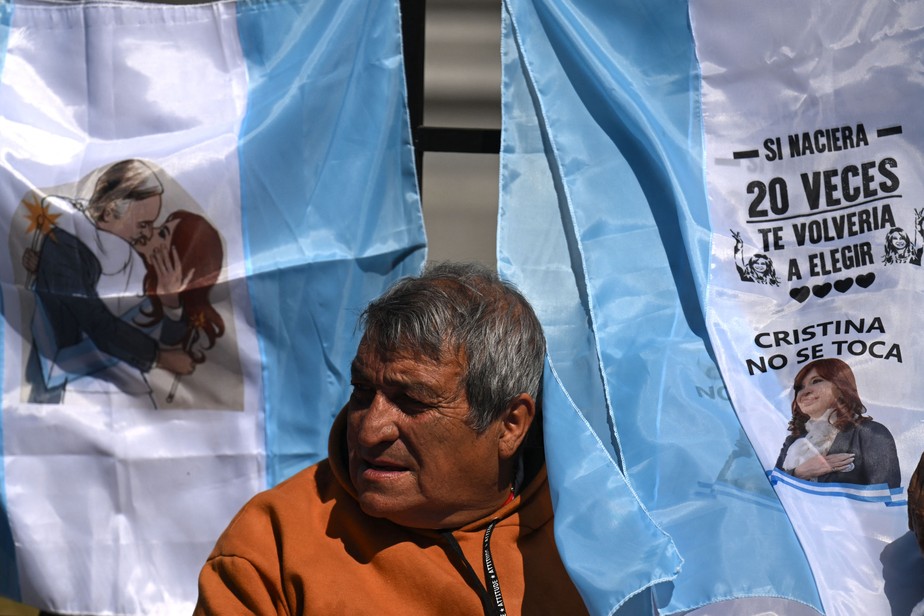 Apoiadores de Cristina Kirchner na porta do Congresso Nacional, em Buenos Aires